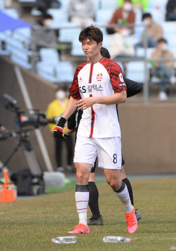 FC 서울의 기성용이 27일 전주월드컵경기장에서 열린 하나원큐 K리그1 2021 원정경기에서 전반 36분 교체돼 그라운드를 떠나고 있다. 뉴시스
