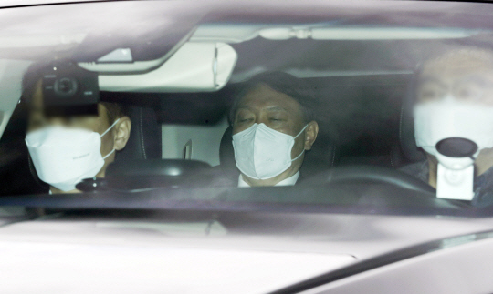 여권의 중대범죄수사청 입법 추진에 대해 “법치파괴 행위”라고 강력하게 비판한 윤석열 검찰총장이 2일 오전 서울 서초구 대검찰청으로 출근하면서 승용차 뒷자리에 앉아 눈을 감고 생각에 잠겨 있다.  연합뉴스