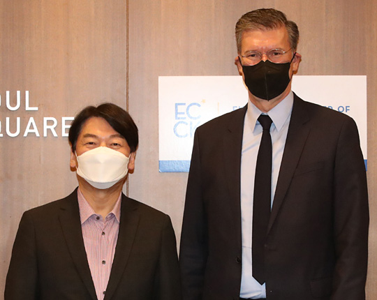 안철수(왼쪽) 국민의당 대표와 디어크 루카트 주한유럽상공회의소 회장이 2일 오전 서울 중구 주한유럽상공회의소에서 열린 회의에 앞서 기념 촬영을 하고 있다.  국회사진기자단