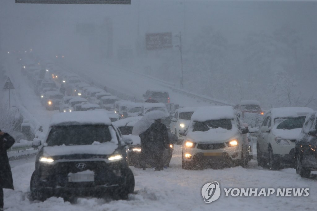 (속초=연합뉴스) 이종건 기자 = 강원 산간과 동해안에 폭설이 쏟아진 1일 차들이 미시령동서관통도로에서 움직이지 못하고 있다.2021.3.1
