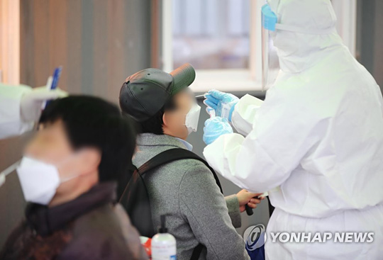 (서울=연합뉴스) 1일 오후 서울역 광장 임시선별검사소에서 의료진이 신종 코로나바이러스 감염증(코로나19) 검체 검사를 하고 있다. 2021.3.1