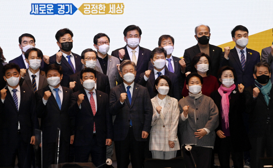 이재명(앞줄 왼쪽 네 번째) 경기지사가 3일 오전 서울 영등포구 글래드호텔에서 열린 경기 지역 국회의원 정책협의회에서 기념 촬영을 하고 있다.