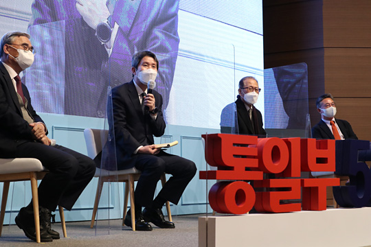 이인영(왼쪽 두 번째) 통일부 장관이 2일 서울 수유동 통일교육원에서 열린 통일부 창립 52주년 워크숍에 참석해 발언을 하고 있다. 왼쪽부터 이종석 전 통일부 장관, 이 장관, 정세현 민주평화통일자문회의 수석부의장, 홍용표 전 통일부 장관.  통일부 제공