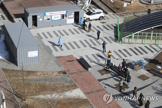 (동두천=연합뉴스) 2일 경기도 동두천시 중앙도심공원 임시선별진료소에서 시민들이 신종 코로나바이러스 감염증(코로나19) 검사를 위해 줄지어 기다리고 있다. 2021.3.2