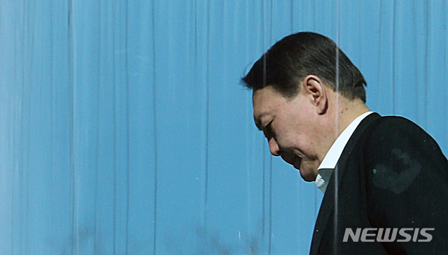 [서울=뉴시스]박주성 기자 = 윤석열 검찰총장이 지난해 1월15일 오전 서울 서초구 대검찰청 구내식당으로 점심식사를 위해 이동하고 있다. 2020.01.15.