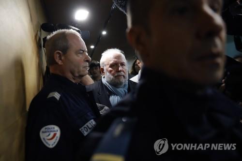 아동 성 학대 혐의로 체포되는 프랑스 신부 [EPA=연합뉴스 자료사진]