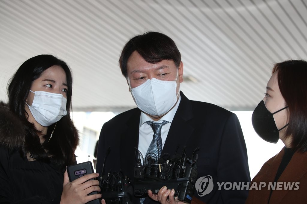 (대구=연합뉴스) 윤석열 검찰총장이 3일 오후 직원과의 간담회를 위해 대구고검과 지검을 방문한 자리에서 취재진의 질문에 답하고 있다.