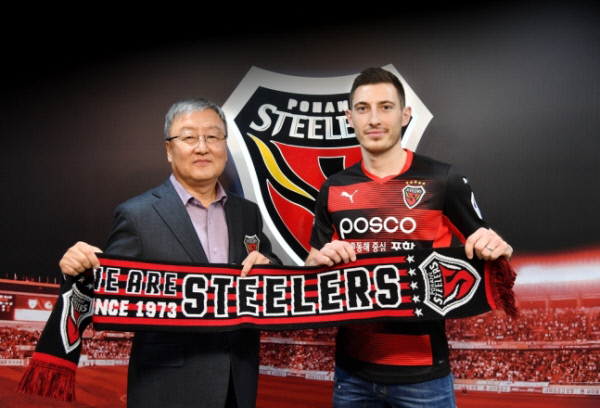 포항 스틸러스의 최인석 사장(왼쪽)과 미드필더 마리오 크베시치(오른쪽). 포항 제공
