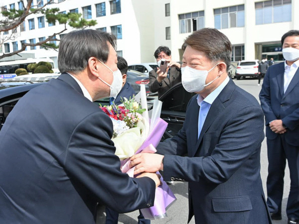 권영진(오른쪽) 대구시장이 3일 대구고·지검을 방문한 윤석열 검찰총장에게 꽃다발은 전하며 인사하고 있다. 권영진 대구시장 페이스북 캡처