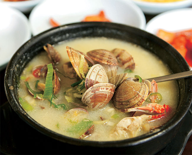 광주 동구 해남해장국의 대표메뉴인 조개해장국. 조개에다 꽃게를 함께 넣어 된장 국물에 뽀얗게 끓여낸 뒤 고추를 썰어 넣었다. 칼칼하면서도 시원한 맛이 해장국으로 그만이다.