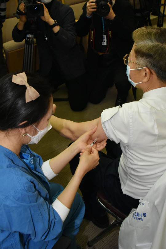 상급종합병원에서 신종 코로나바이러스 감염증(코로나19) 백신 접종이 시작된 4일 오전 종로구 대학로 서울대병원 임상강의실에서 병원 1호 접종자인 김연수 병원장이 아스트라제네카 백신을 접종하고 있다.  사진공동취재단