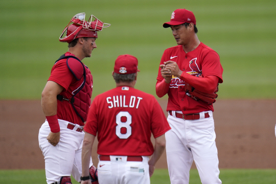 세인트루이스 카디널스의 김광현(오른쪽)이 4일 오전(한국시간) 미국 플로리다주 주피터의 홈구장 로저딘 스타디움에서 열린 뉴욕 메츠와의 MLB 시범경기에서 1회 초 1사 이후 흔들리자 마이크 실트(가운데) 감독과 포수 앤드루 키즈너가 마운드에 올라오고 있다.  AP연합뉴스