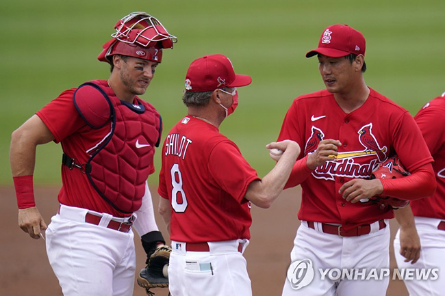 (주피터[미국 플로리다주] AP=연합뉴스) 세인트루이스 카디널스 좌완 김광현(오른쪽)이 4일(한국시간) 미국 플로리다주 주피터 로저딘 스타디움에서 열린 뉴욕 메츠와의 메이저리그 시범경기 중 마이크 실트 감독과 대화하고 있다.