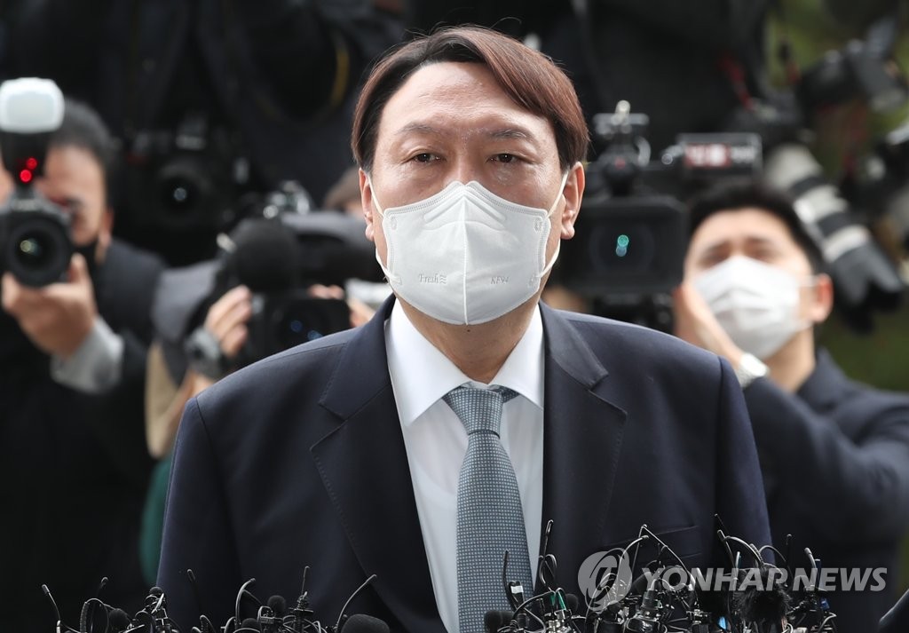 (서울=연합뉴스) 윤석열 검찰총장이 4일 오후 서울 서초구 대검찰청에서 사퇴 입장을 밝히고 있다.