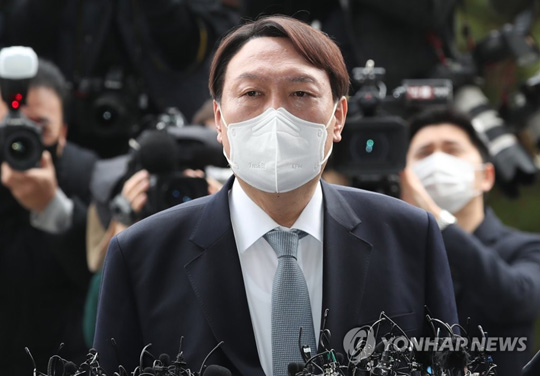 (서울=연합뉴스) 윤석열 검찰총장이 4일 오후 서울 서초구 대검찰청에서 사퇴 입장을 밝히고 있다.