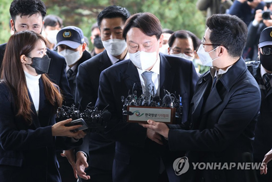 (서울=연합뉴스)  윤석열 검찰총장이 4일 서울 서초구 대검찰청에 출근해 자신의 거취 관련 입장을 밝힌 뒤 검찰 청사로 들어가고 있다. 2021.3.4