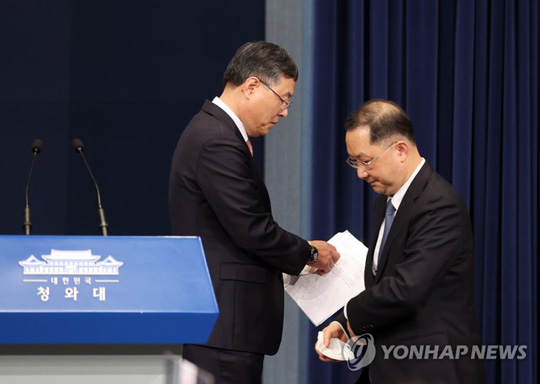 (서울=연합뉴스) 4일 임명된 김진국 대통령비서실 민정수석비서관(오른쪽)이 청와대 춘추관 브리핑실에서 인사말을 하기 위해 연단으로 올라서며 인사말을 마친 전임 신현수 수석과 교차하고 있다. 2021.3.4