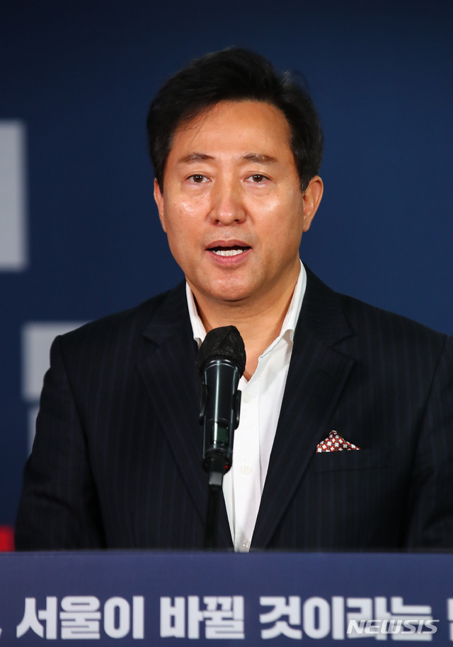 [서울=뉴시스]국회사진기자단 = 국민의힘 서울시장 후보로 선출된 오세훈 후보가 4일 서울 여의도 국민의힘 중앙당사에서 열린 서울-부산시장 후보 경선 결과 발표회에서 후보 수락 인사를 하고 있다. 2021.03.04.