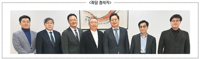 우정엽 세종연구소 미국연구센터장, 이상준 국민대 국제학부 교수, 강준영 한국외대 교수(HK+ 국가전략사업단장), 조윤영 중앙대 국제정치학과 교수, 진창수 세종연구소 수석연구위원, 차두현 아산정책연구원 수석연구위원, 박홍도 한국외대 국제지역연구센터 초빙연구위원 (왼쪽부터). 좌담회는 마스크와 거리두기 등 신종 코로나바이러스 감염증(코로나19) 방역지침을 준수해 진행됐으며, 참석자 면면을 보여주기 위한 사진촬영을 위해서 마스크를 잠깐 벗은 모습.