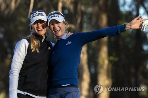 익살스러운 표정을 짓는 제시카(왼쪽)와 넬리 코르다 자매. [AP=연합뉴스]