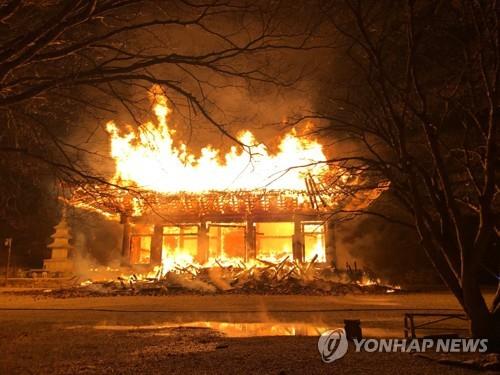 (정읍=연합뉴스) 5일 오후 6시 37분께 전북 정읍시 내장사 대웅전에서 방화로 추정되는 불이 나 불꽃이 치솟고 있다. 2021.3.5[전북소방본부 제공. 재판매 및 DB금지]