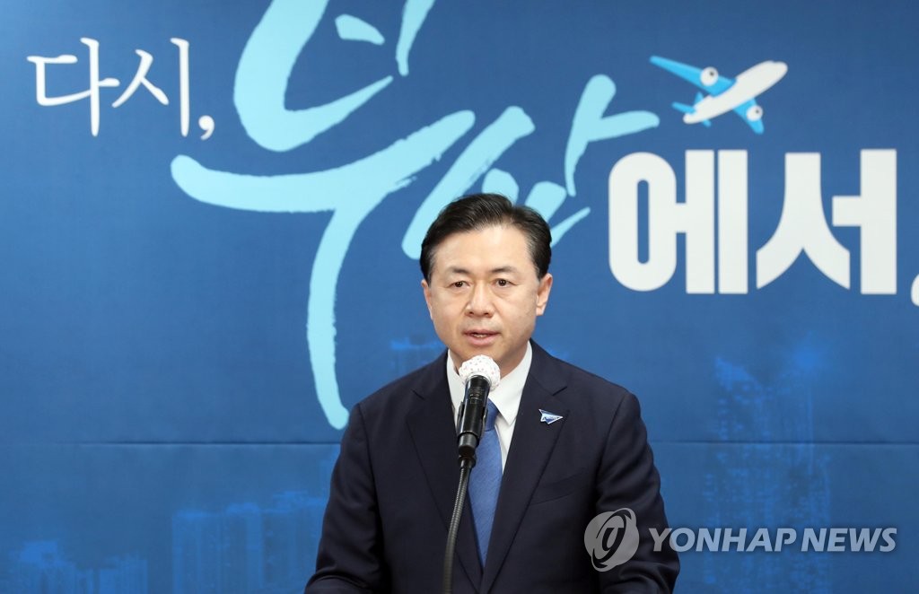 (부산=연합뉴스) 6일 오후 부산 연제구에 있는 더불어민주당 부산시당에서 열린 부산시장 경선후보자 경선 결과 발표대회에서 부산시장 후보로 선출된 김영춘 후보가 수락 연설을 하고 있다. 2021.3.6