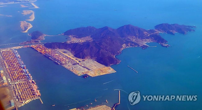 (부산=연합뉴스) 조정호 기자 = 신공항 건설이 추진되는 부산 강서구 가덕도와 부산항신항. 2021.2.25