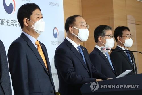 (서울=연합뉴스) 김승두 기자 = 홍남기 경제부총리 겸 기획재정부 장관이 7일 오전 정부서울청사에서 열린 부동산관계장관회의를 마치고 ‘부동산 관련 국민께 드리는 말씀’을 발표하고 있다. 왼쪽부터 구윤철 국무조정실장, 홍남기 부총리, 변창흠 국토교통부 장관, 이재영 행정안전부 차관. 2021.3.7