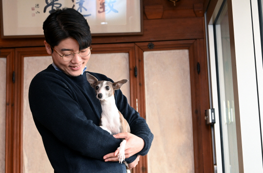 설채현 수의사가 반려견 ‘세상이’를 바라보며 웃고 있다. 김호웅 기자