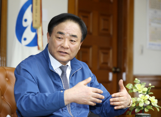 1984년 종잣돈 500만 원을 들고 수산물 유통업에 뛰어들어 40년 가까이 수산업 외길 인생을 걸어온 임준택 수협중앙회장은 업계에서 입지전적인 인물로 꼽힌다. 이달 취임 2주년을 맞는 임 회장이 지난 2월 24일 서울 송파구 수협중앙회 본사에서 문화일보와 인터뷰를 하며 “디지털 기술과 빅데이터를 활용해 수산업 혁신을 이끌겠다”는 구상을 밝히고 있다. 수협중앙회 제공