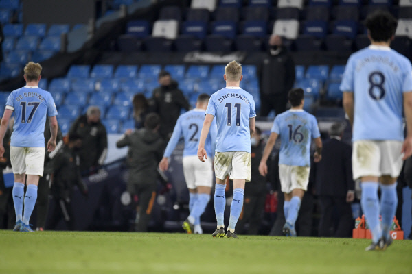 맨체스터시티 선수단이 8일 오전(한국시간) 영국 맨체스터의 에티하드 스타디움에서 열린 원정경기에서 0-2로 맨체스터 유나이티드에 패한 뒤 그라운드를 빠져나가고 있다. AP뉴시스