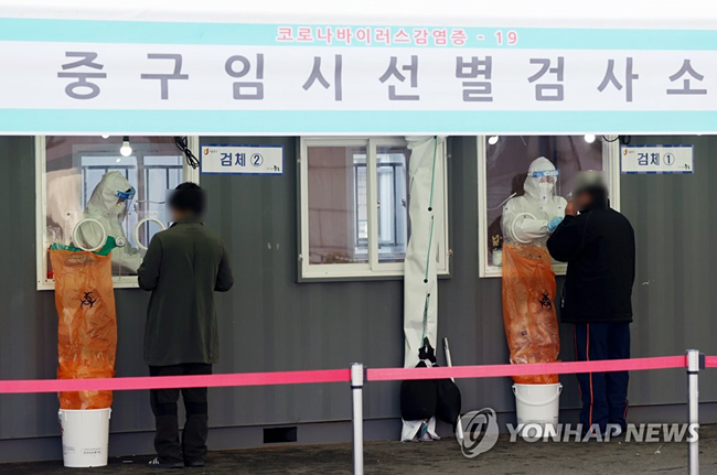 (서울=연합뉴스) 홍해인 기자 = 7일 서울역 광장에 마련된 중구 임시 선별검사소에서 시민들이 신종 코로나바이러스 감염증(코로나19) 검사를 받고 있다. 2021.3.7