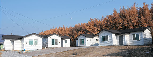 10일 오전 세종시 연서면 와촌리 세종국가산업단지 예정부지에 ‘유령 주택’으로 불리는 조립식 주택이 들어서 있다. 투기꾼들은 보상비를 많이 받기 위해 한 필지 안에 ‘주택 쪼개기’를 해 촘촘하게 짓는 것으로 알려졌다.