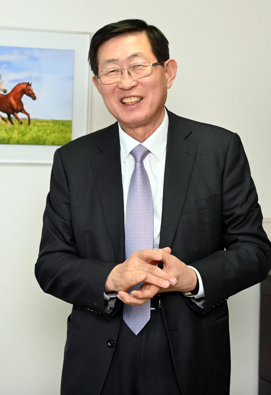 지난해 10월 4번째 저서 ‘공직의 문’을 출간한 조환익 녹현리서치 회장이 지난 4일 서울 서초구 집무실에서 기후변화 시대 에너지 정책 방향과 공공의 역할에 대한 견해를 밝히고 있다.