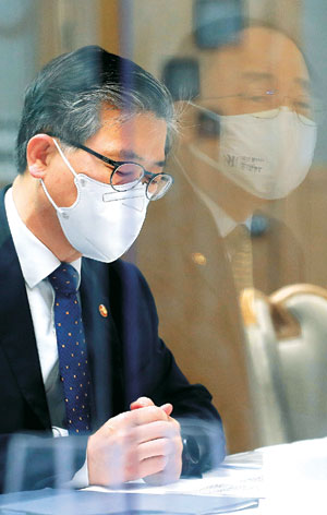 변창흠 국토교통부 장관이 12일 오전 정부서울청사에서 열린 제16차 부동산시장 점검 관계장관회의에 참석해 홍남기 부총리 겸 기획재정부 장관의 발언을 듣고 있다.  신창섭 기자