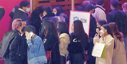 서울 마포구 홍익대 인근 유흥거리 한 술집 앞에서 11일 저녁 마스크를 제대로 쓰지 않은 일부 시민이 줄을 서서 입장을 기다리고 있다.