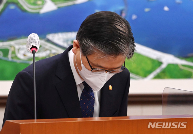 [서울=뉴시스] 변창흠 국토교통부 장관이 12일 서울 여의도 국회에서 열린 국토교통위원회 전체회의에서 인사하고 있다. (공동취재사진) 2021.03.12.