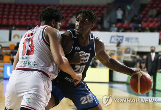 (전주=연합뉴스) 12일 전북 전주실내체육관에서 열린 ‘2020-2021 현대모비스 프로농구’ 전주 KCC와 고양 오리온의 경기. KCC 라건아가 수비를 뚫고 있다. 2021.3.12