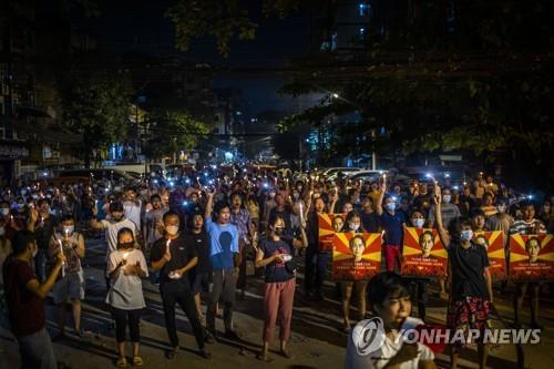 양곤에서 통행금지 이후에도 시민들이 시위를 하고 있는 모습 [AP=연합뉴스 자료사진]