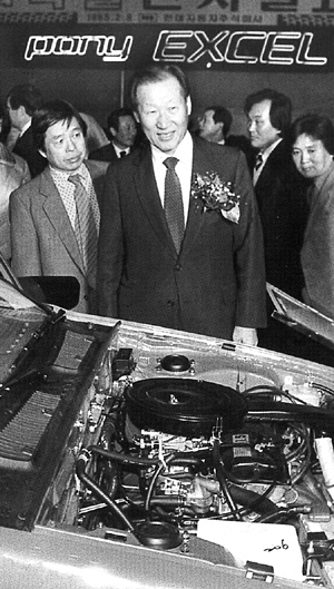 정주영(맨 앞) 현대 명예회장이 1985년 포니 엑셀 신차 발표회장을 찾아 차량을 살펴보고 있다.  현대자동차 제공