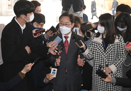 박범계 법무부 장관이 15일 오전 ‘3기 신도시 부동산 투기 의혹 사태 대책’을 논의하는 고검장 간담회 참석을 위해 서울 서초구 서울고검 청사에 들어가면서 취재진의 질문에 답하고 있다.