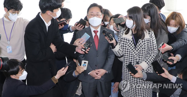 (서울=연합뉴스) 한상균 기자 = 박범계 법무부 장관이 15일 오전 서울고등검찰청에서 LH 관련 고검장 간담회 참석 전 취재진의 질문을 받고 있다. 2021.3.15