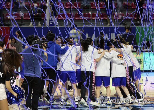 (용인=연합뉴스) 임화영 기자 = 15일 경기도 용인실내체육관에서 열린 여자프로농구 챔피언결정전 5차전에서 KB 스타즈에 승리하며 3승 2패로 챔피언 자리에 오른 삼성생명 선수들이 환호하고 있다. 2021.3.15