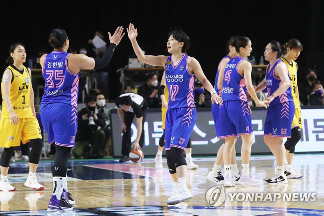 (용인=연합뉴스) 홍기원 기자 = 15일 경기도 용인실내체육관에서 열린 여자프로농구 챔피언결정전 5차전 삼성생명 블루밍스와 KB스타즈의 경기. 득점에 성공한 삼성생명 선수들이 기뻐하고 있다. 2021.3.15
