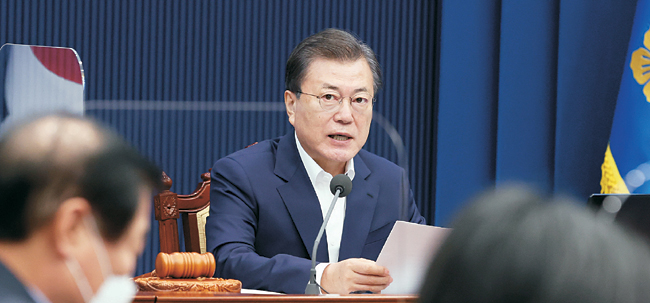 문재인 대통령이 16일 오전 청와대에서 열린 국무회의에서 한국토지주택공사(LH) 등 투기 의혹 사태에 대해 “송구하다”고 사과하고 있다.   연합뉴스