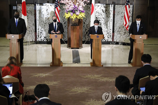 (도쿄 AP=연합뉴스) 일본을 방문한 토니 블링컨(왼쪽에서 두 번째) 미국 국무장관과 로이드 오스틴(왼쪽) 국방장관이 16일 도쿄의 리쿠라 게스트하우스에서 모테기 도시미쓰(오른쪽에서 두 번째) 일본 외무상, 기시 노부오(오른쪽) 방위상과 2+2 안전보장협의위원회(2+2 회의)를 마친 뒤 공동 기자회견을 하고 있다. 이들은 동·남중국해에서 패권 확대를 꾀하는 중국에 대한 공동 대처 방안을 논의했다.