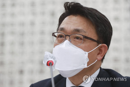 (서울=연합뉴스) 김진욱 고위공직자범죄수사처장이 16일 국회에서 열린 법제사법위원회 전체회의에서 답변하고 있다. 2021.3.16