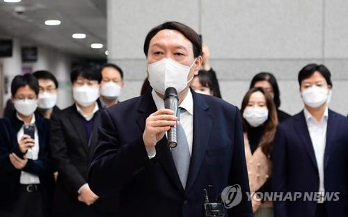 청사 출발에 앞서 인사말 하는 윤석열 [연합뉴스 자료사진]