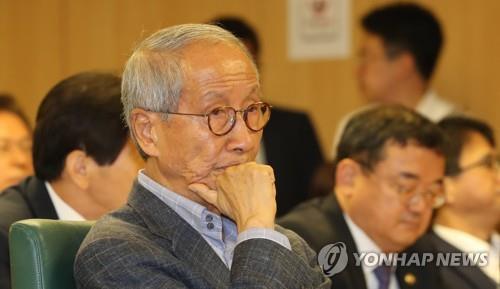 강연 앞둔 윤여준 [연합뉴스 자료사진]