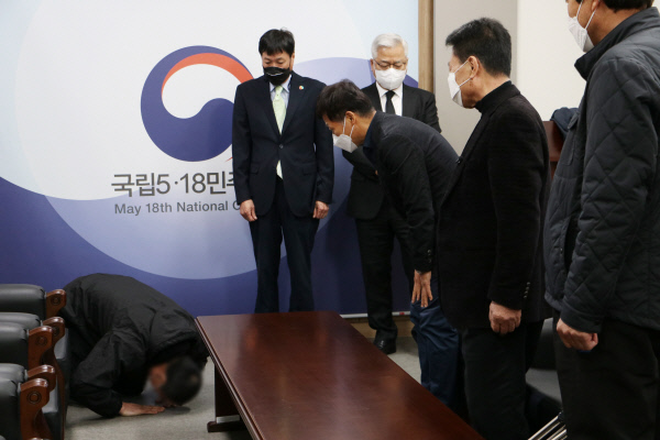 5·18민주화운동 당시 계엄군으로 광주에 투입된 공수부대원이 16일 오후 광주 북구 국립5·18민주묘지의 한 접견실에서 자신의 사격으로 숨진 희생자의 유족에게 무릎 꿇고 사죄하고 있다. 5·18민주화운동진상규명조사위원회 제공